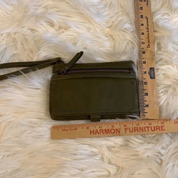 Wristlet in olive Green NWOT.  Lots of compartments including 3 zippered - Picture 2 of 7